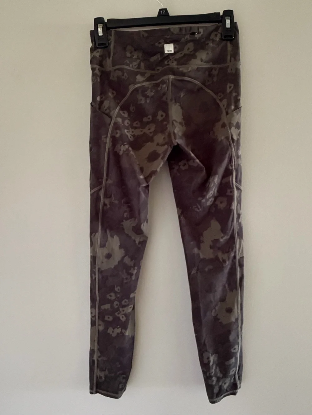 Vuori Stride Leggings Small Green Camo High Rise 7/8 Running Yoga Side Pocket - Picture 11 of 14